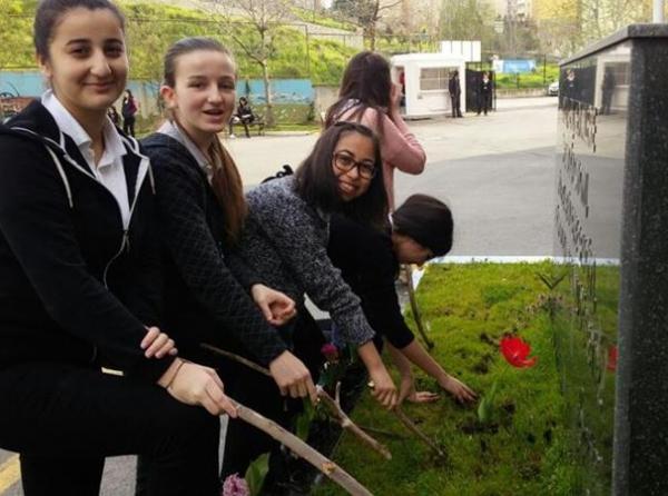 Çevre ve Koruma Kulübü Atatürk büstünü ve okul bahçesini çiçeklendirdi.