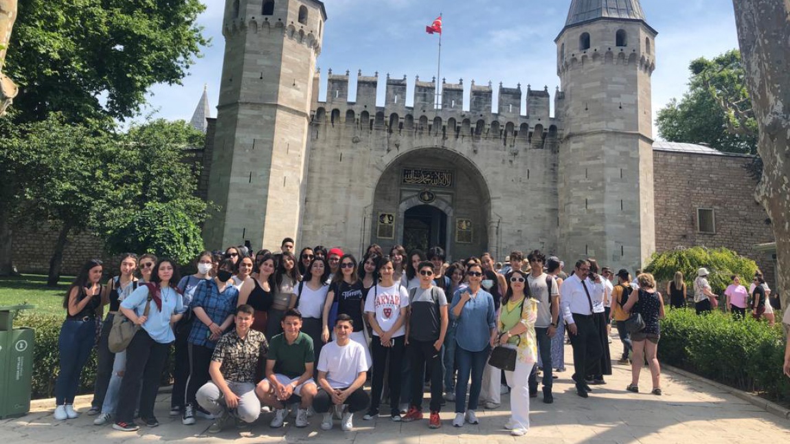 Şehir ve Medeniyet Kulübü Sultanahmet gezisinde, öğrencilerimiz Osmanlı Dönemini ve eserlerini incelediler.